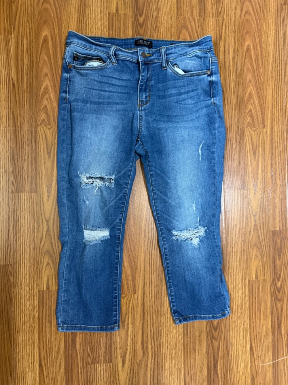 Judy Blue Mid rise Capri Fit Distressed Denim Size 13/31. Inseam 21in
